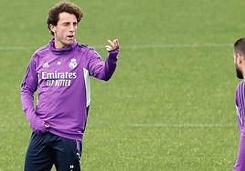 Odriozola habla con Nacho en un entrenamiento del Real Madrid.