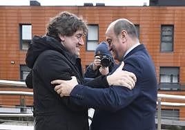 Andueza y Ortuzar se saludan, en una foto de archivo.