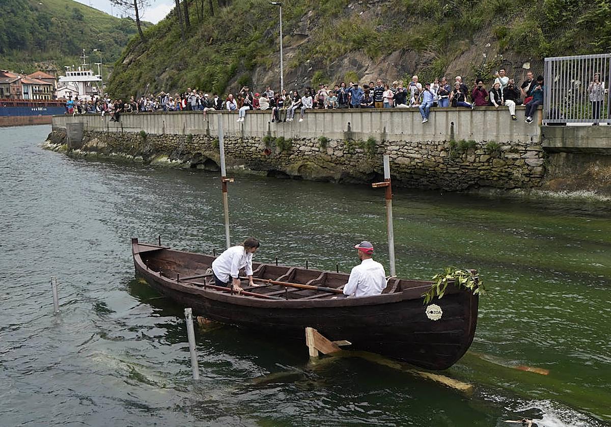 La txalupa de chocolate de Gozoa, este jueves en Albaola.