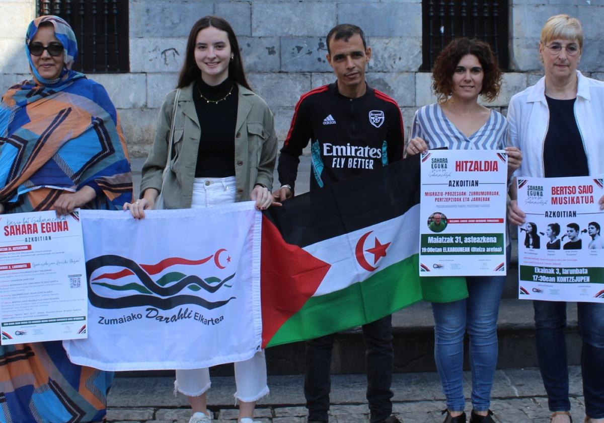 Miembros de la comunidad saharaui azkoitiarra, Darahli Elkartea y Ayuntamiento durante la presentación.