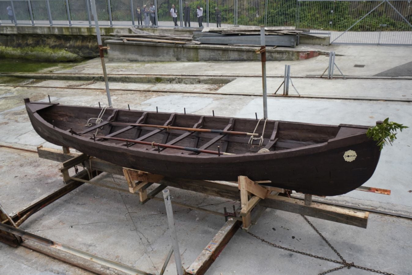 Una txalupa de chocolate surca las aguas de Pasaia