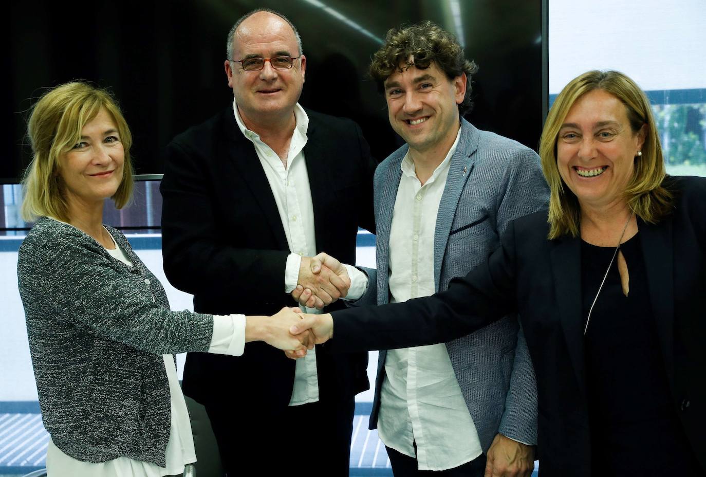 Egibar y Andueza, cuando sellaron el acuerdo por la Diputación de Gipuzkoa en 2019.