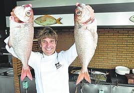 Iñaki Zendoia, gestor del Katxiña, con dos espectaculares besugos listos para su asado.