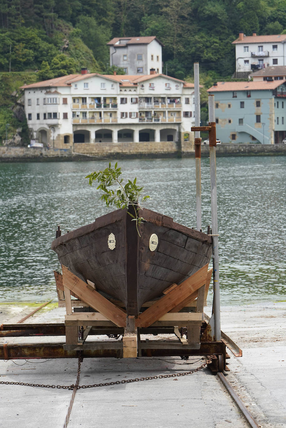Una txalupa de chocolate surca las aguas de Pasaia