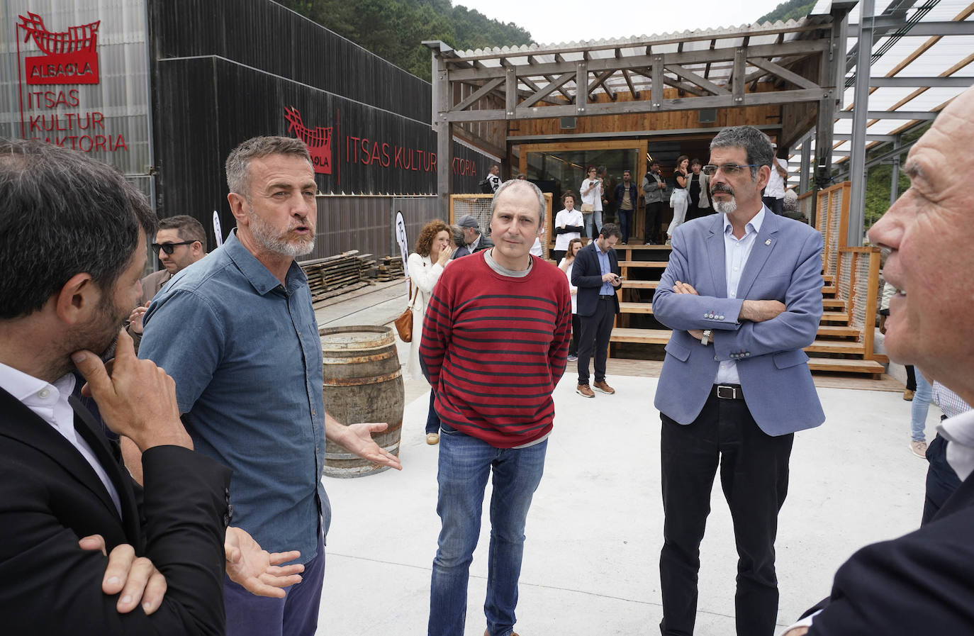 Una txalupa de chocolate surca las aguas de Pasaia