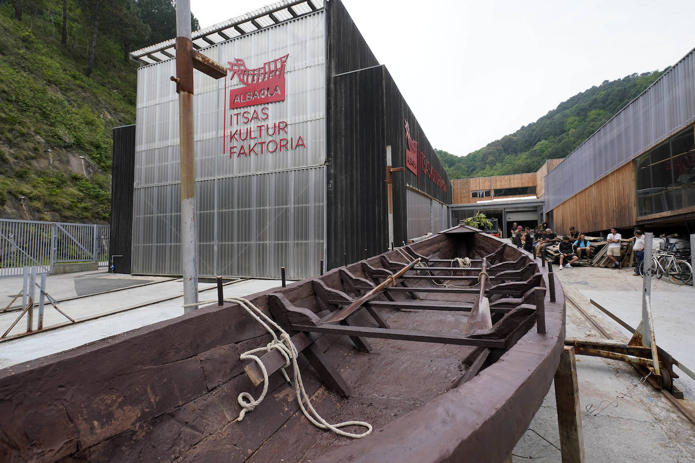 Una txalupa de chocolate surca las aguas de Pasaia