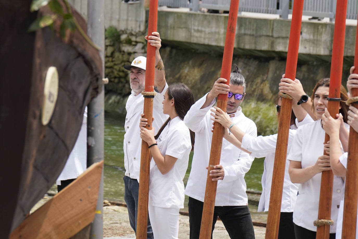 Una txalupa de chocolate surca las aguas de Pasaia
