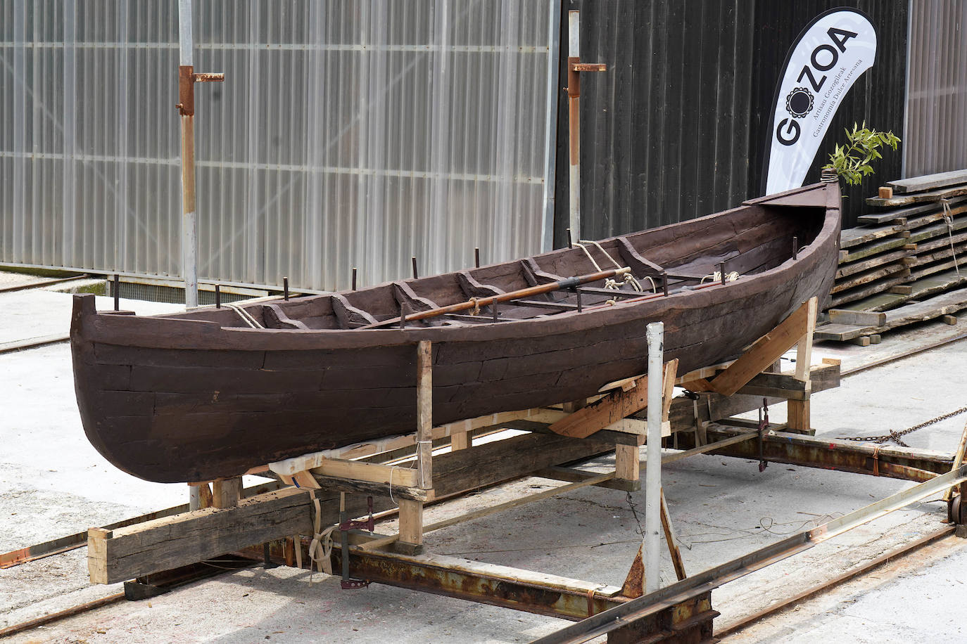 Una txalupa de chocolate surca las aguas de Pasaia