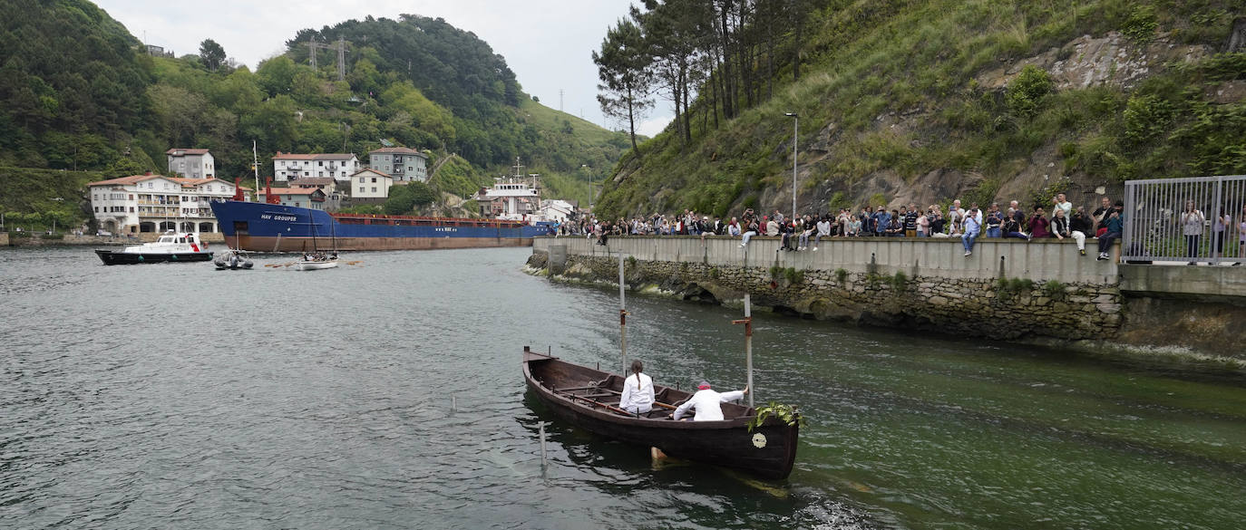 Una txalupa de chocolate surca las aguas de Pasaia