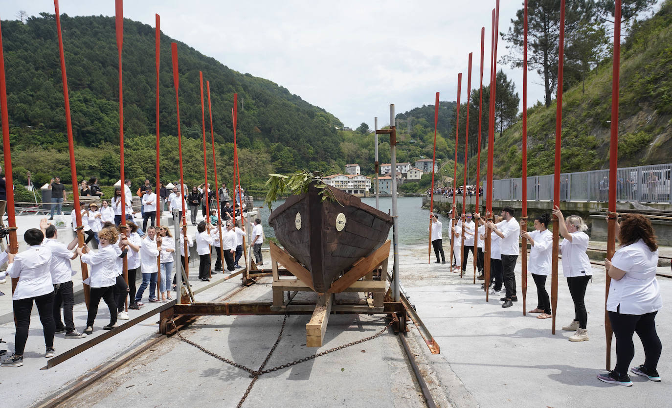 Una txalupa de chocolate surca las aguas de Pasaia