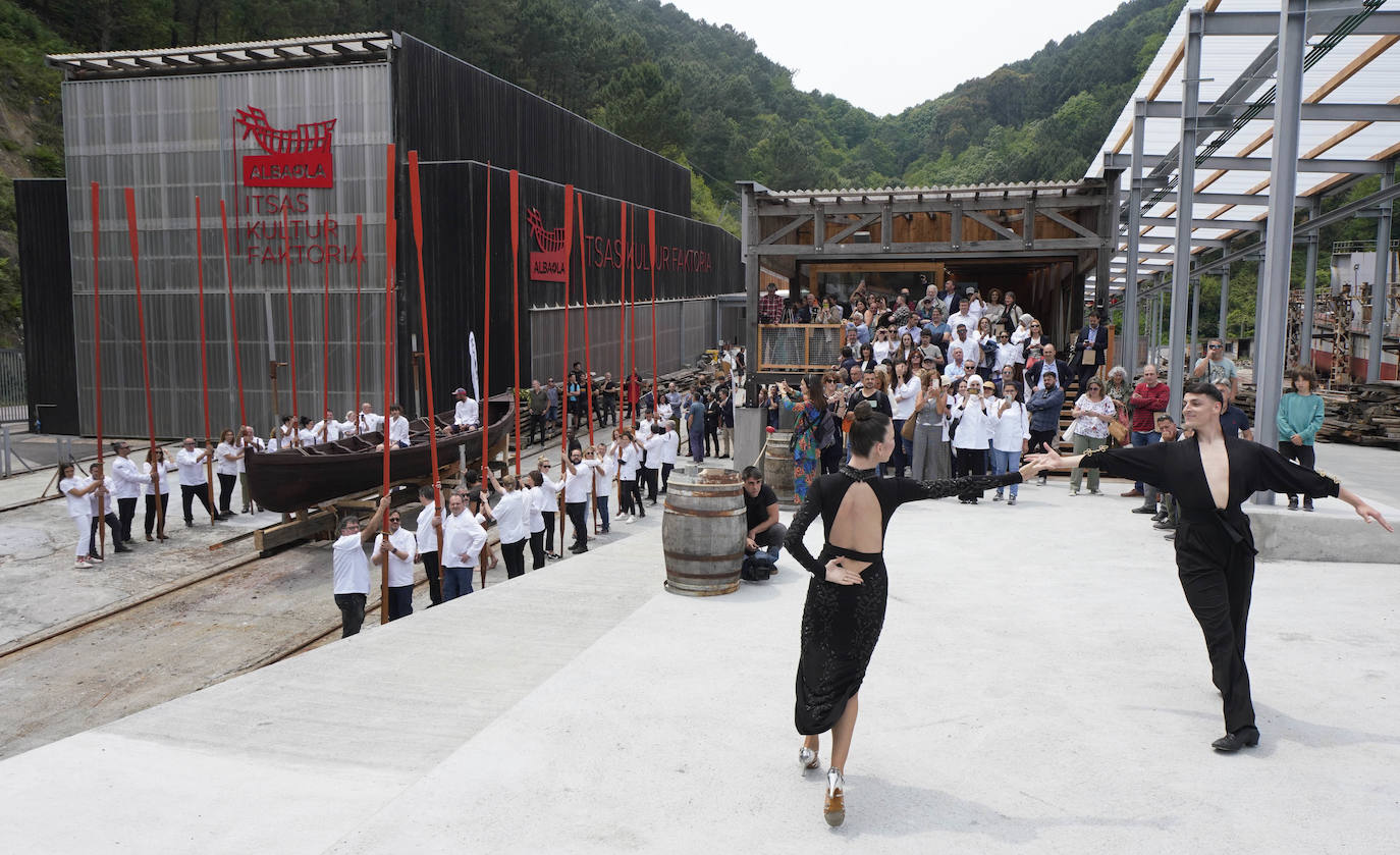 Una txalupa de chocolate surca las aguas de Pasaia