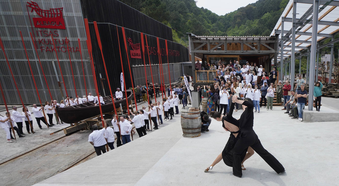 Una txalupa de chocolate surca las aguas de Pasaia