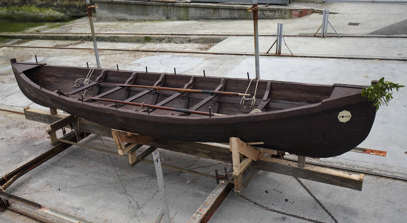 Una txalupa de chocolate surca las aguas de Pasaia