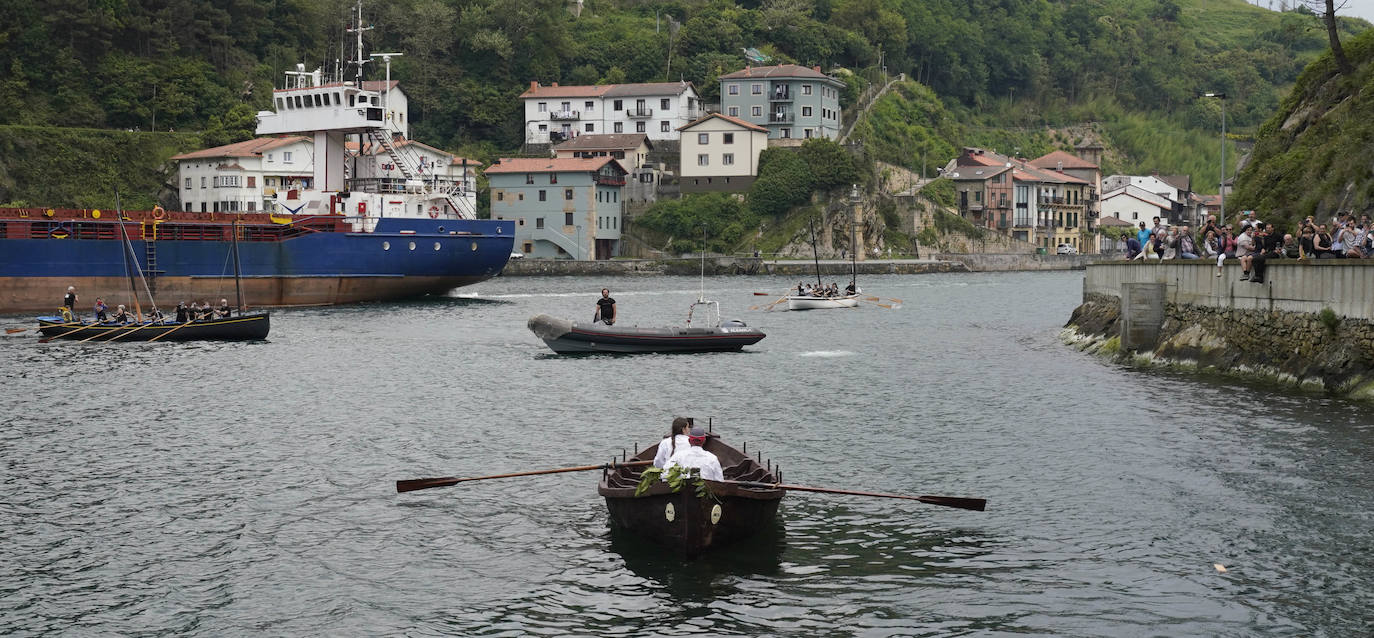 Una txalupa de chocolate surca las aguas de Pasaia