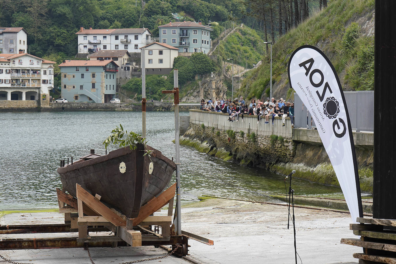 Una txalupa de chocolate surca las aguas de Pasaia