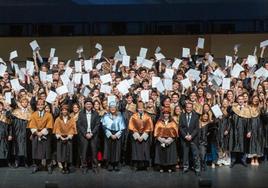 Alumnos con sus acreditaciones, profesores y directivos de Tecnun y la Universidad de Navarra posan en el escenario del auditorio Kursaal.