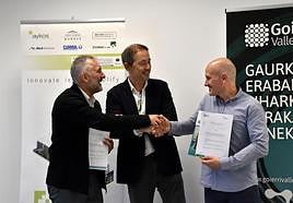 Jorge Cuevas, Pere Armona e Iker Galparsoro tras la firma del convenio de colaboración.