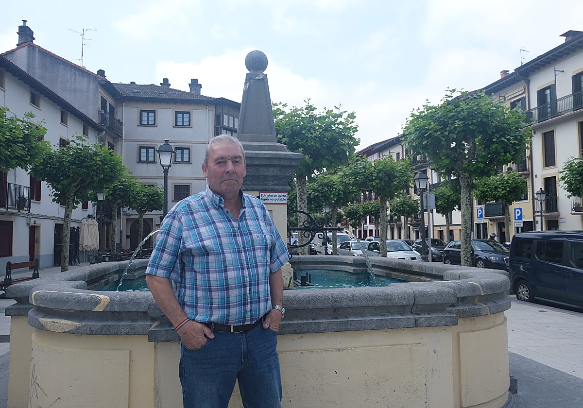 Roberto Martínez, junto a la fuente de la calle Santiago.