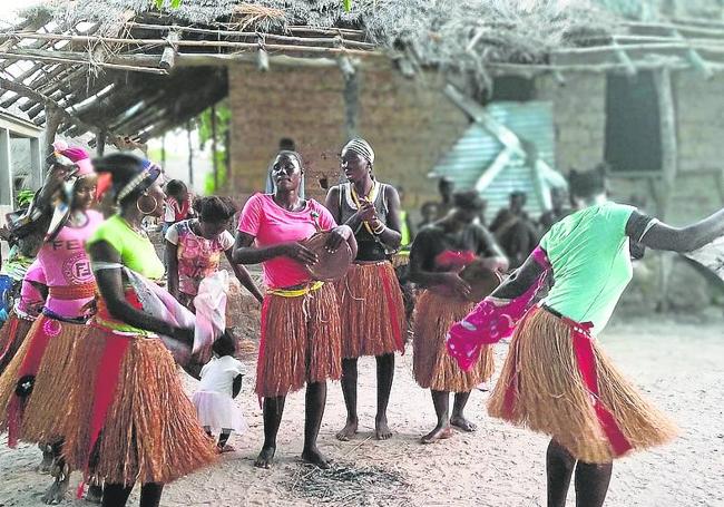 Mujeres de Ancaboca protagonizan un baile ancestral de su aldea.