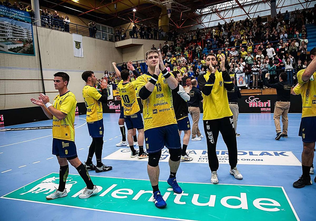 Varios jugadores del Bidasoa disputarán este sábado en Artaleku su último encuentro con la camiseta amarilla.