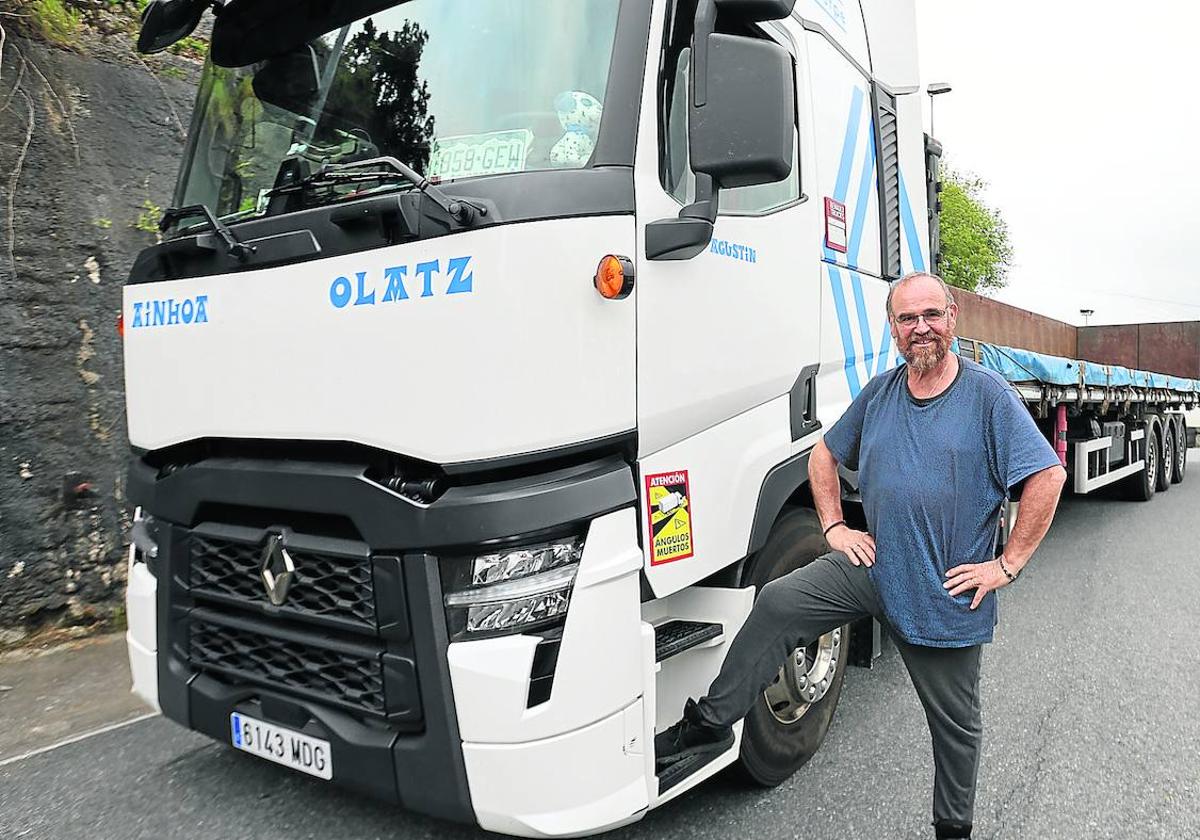 Agustín Aranburu, en la gasolinera de Aritzeta antes de poner rumbo a Nantes para entregar una carga.