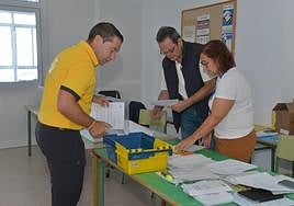 Entrega de los votos por correo en una mesa electoral durante las pasadas elecciones municipales.