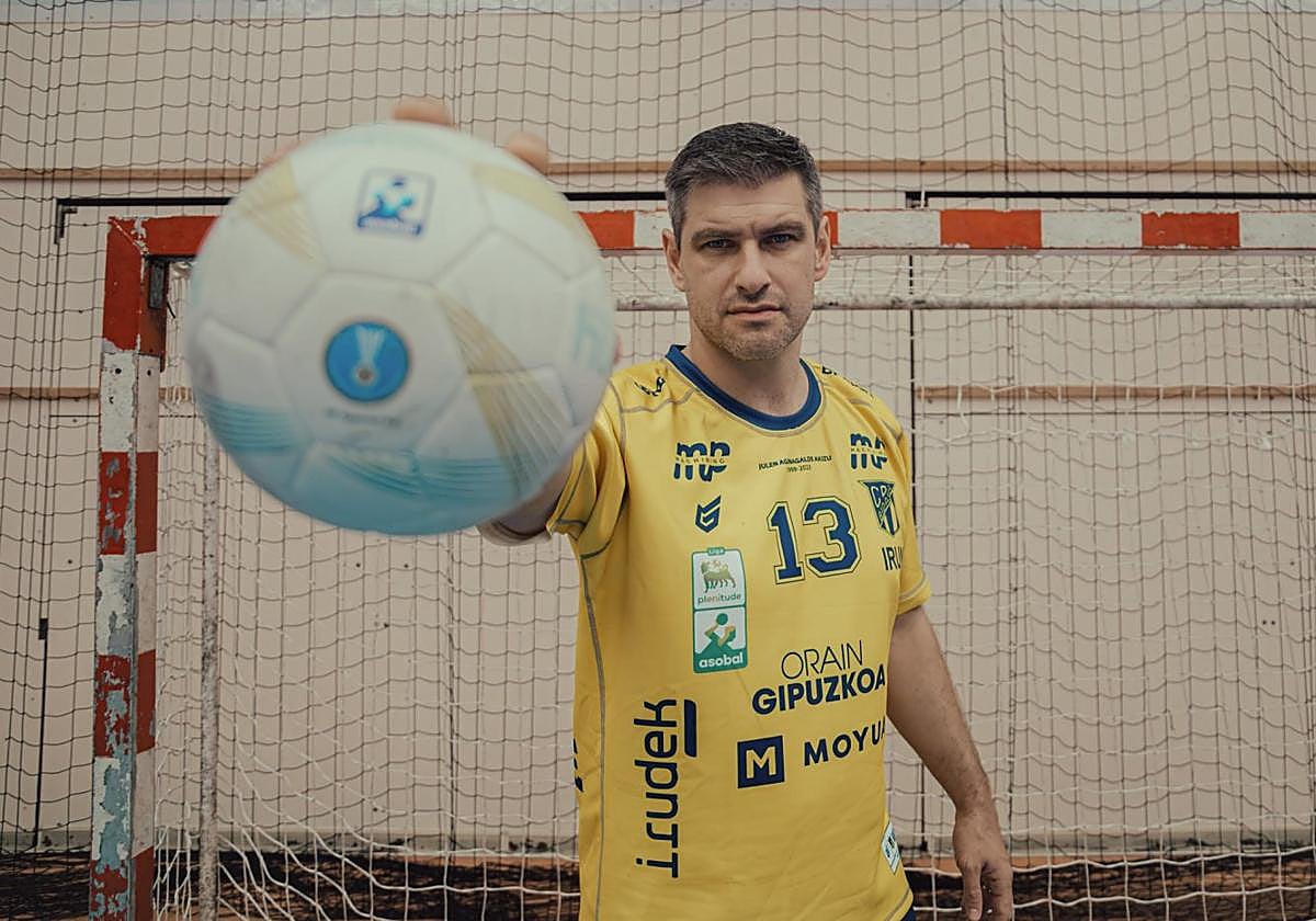 Aginagalde, con la camiseta especial que en su honor ha preparado el club para el último partido.