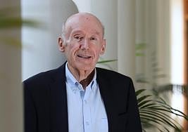 El catedrático Enrique Echeburua, en la Facultad de Psicología de la UPV/EHU.