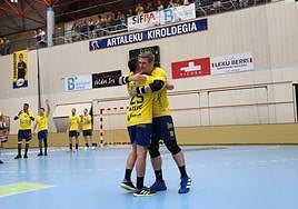 Jon Azkue y Julen Aginagalde se abrazan en el día de su despedida.