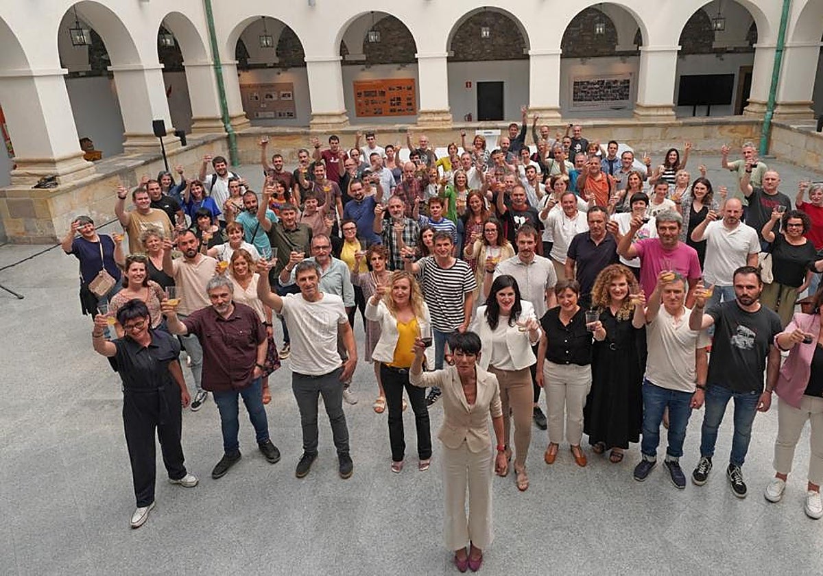 Maddalen Iriarte, junto a alcaldes de EH Bildu, este sábado en Arrasate.