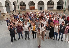 Maddalen Iriarte, junto a alcaldes de EH Bildu, este sábado en Arrasate.