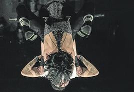 Una acrobacia grupal del Kolektivo Konika durante la presentación del catálogo.