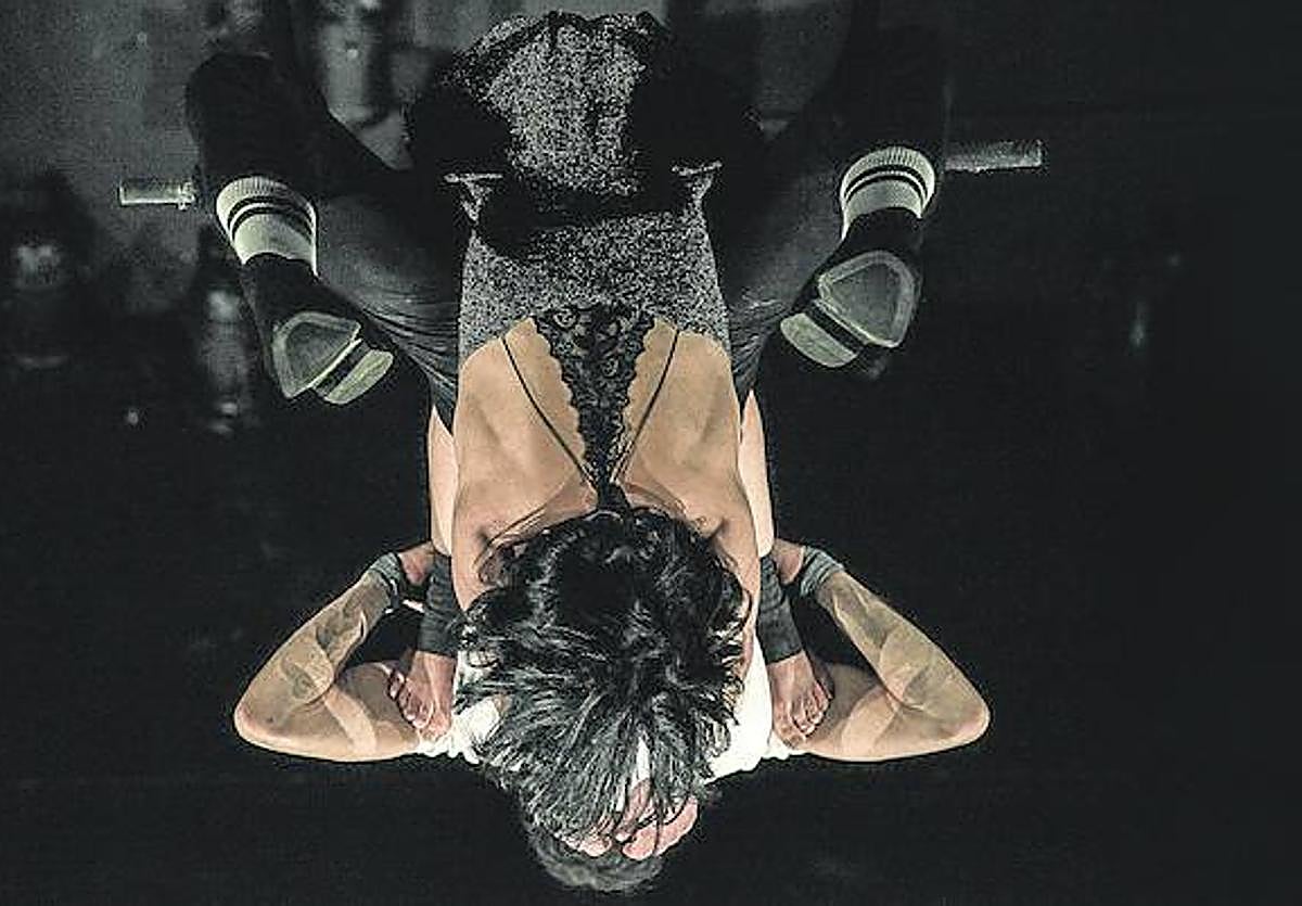 Una acrobacia grupal del Kolektivo Konika durante la presentación del catálogo.