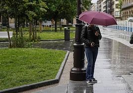 Arantza comprueba su grabación en la cámara de vídeo.