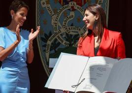 María Chivite entrega el Premio Príncipe de Viana de la Cultura a la escritora Dolores Redondo.