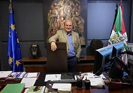 Andoni Ortuzar en su despacho de Sabin Etxea, en Bilbao.