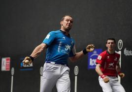 Elordi golpea atrás la pelota, con Altuna III preparado para defender.