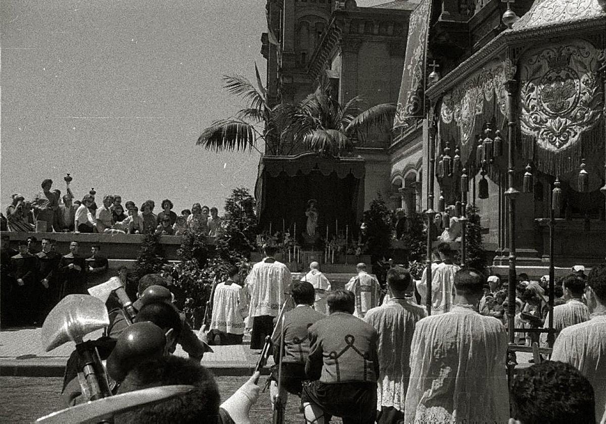 Para el Corpus (en la imagen, de 1960) se instalaba un altar junto al Ayuntamiento.