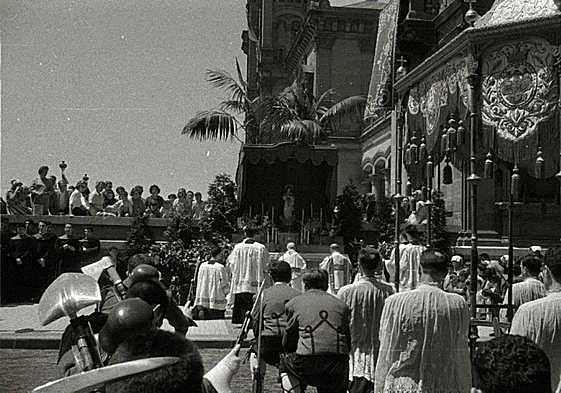 Para el Corpus (en la imagen, de 1960) se instalaba un altar junto al Ayuntamiento.