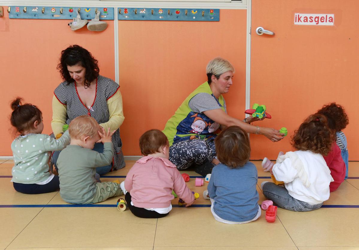 Dos andereños atienden a un grupo de niños en el centro Auzokids de Irun.