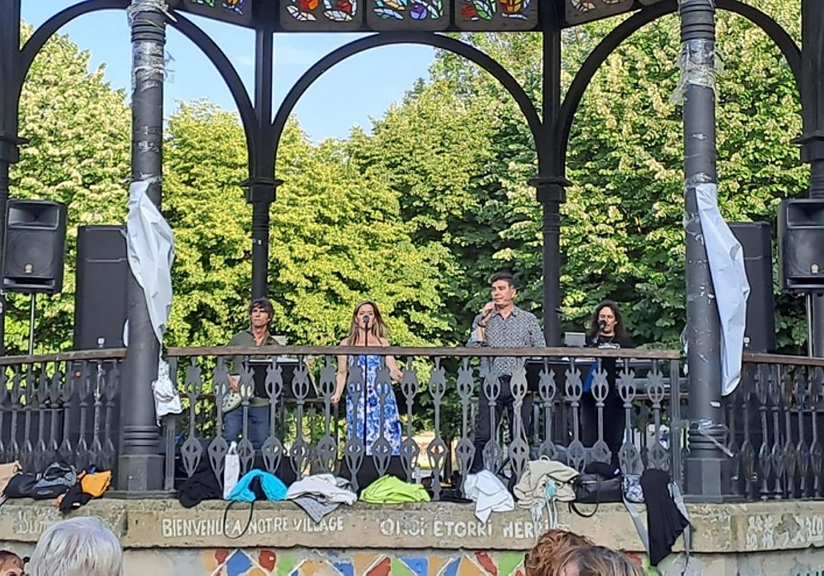 La explanada de la Alameda acogió una sesión de baile de diferentes gustos recordando tiempos pasados.