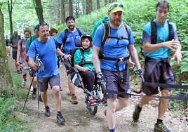 La Asociación Montes Solidarios hizo realidad el sueño de Ana Mosquera subiendo a Pagoeta.