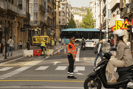 Desde este martes solo los autobuses, motos y taxis podrán hacer el giro entre Urbieta y San Martín dirección Antiguo
