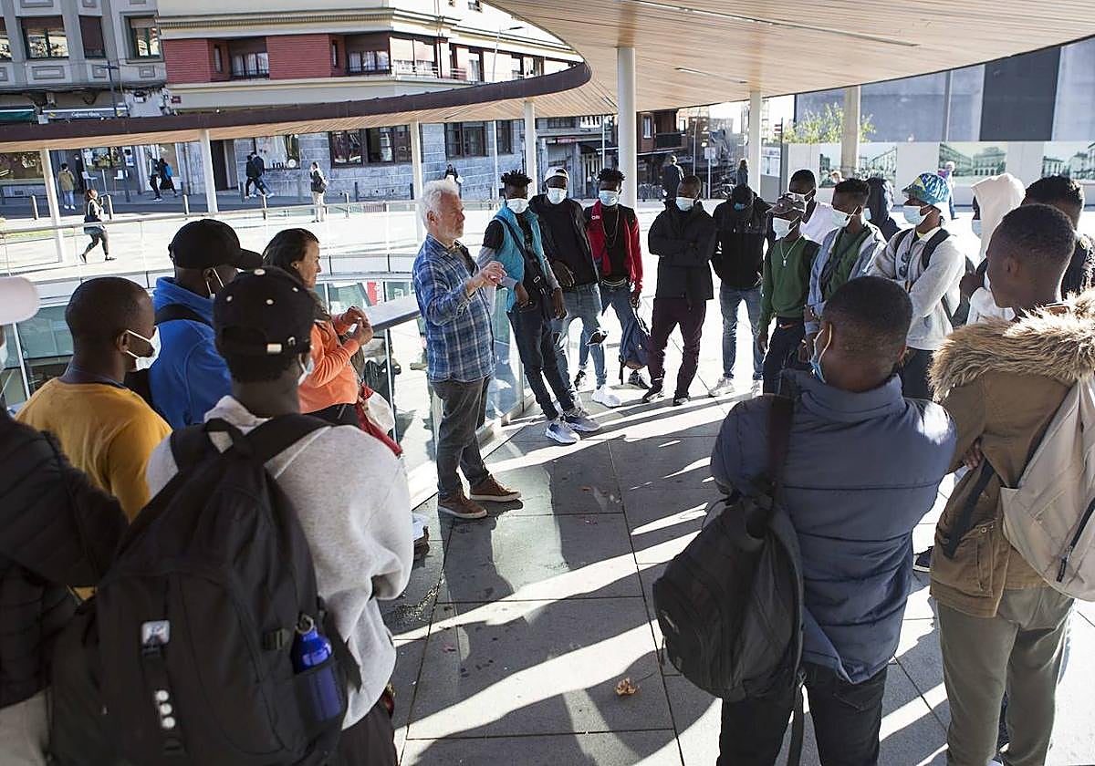 Irungo Harrera Sarea recibe a diario a migrantes en la plaza San Juan.