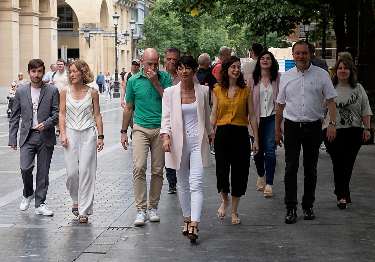 Maddalen Iriarte, acompañada por junteros de EH Bildu, este miércoles ante la Diputación Foral de Gipuzkoa.