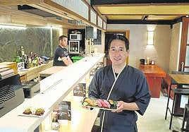 Kenji, en su remozado restaurante con algunas de sus exquisitas propuestas culinarias.