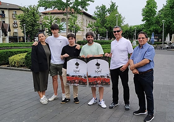Estudiantes de Mondragon Unibertsitatea, el delegado de Cultura y José Irigoien (Bidasoako Erraldoiak) y Jose Mari Clemente (Santiagoko Deabruak) han presentado el programa.