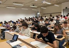 Alumnos preparados para realizar el examen de Euskera.