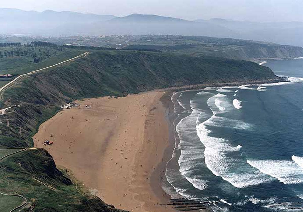 Playa de Barinatxe, o La Salvaje, de Sopela.