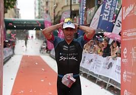 Eneko Llanos levanta los brazos en la meta del triatlón de Gasteiz el pasado fin de semana.